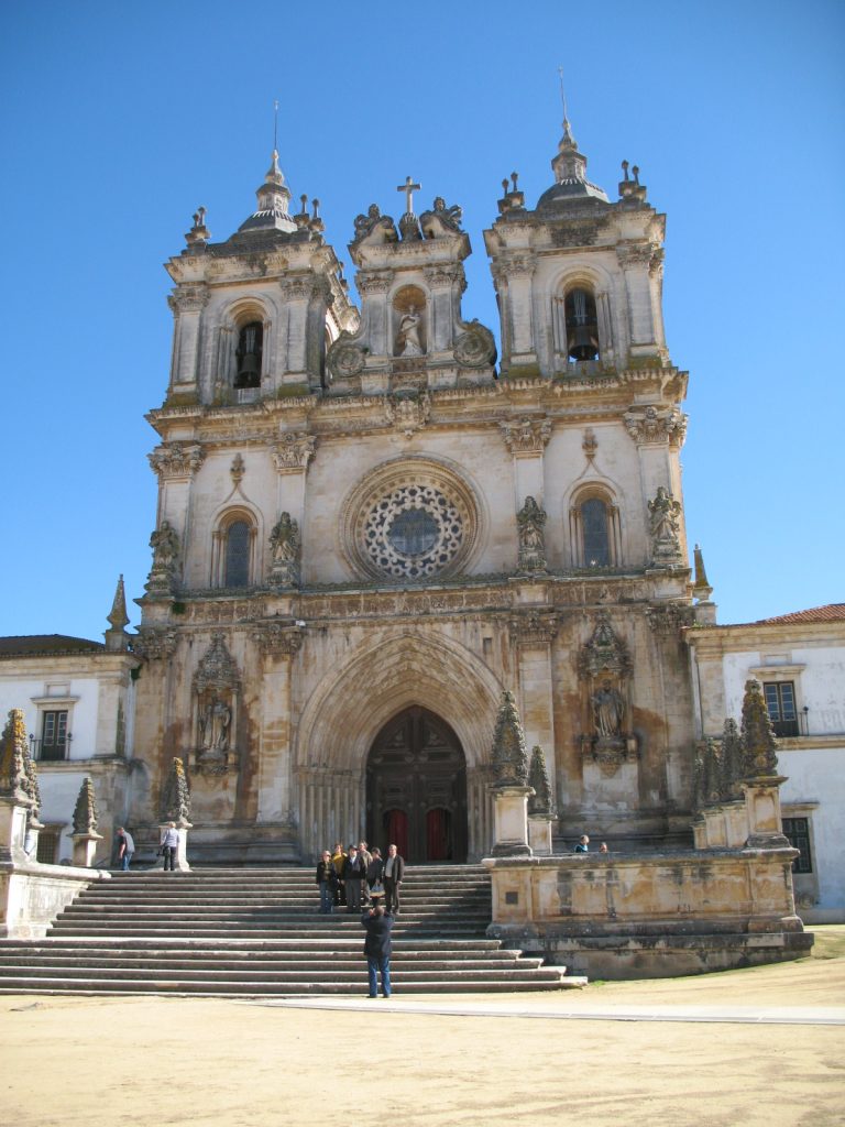 Монастырь Санта-Мария де Алкобаса— цистерцианский монастырь в португальском городе Алкобаса, основанный первым португальским королём Афонсу Энрикешем в 1153 году и в течение двух столетий служивший королевской усыпальницей