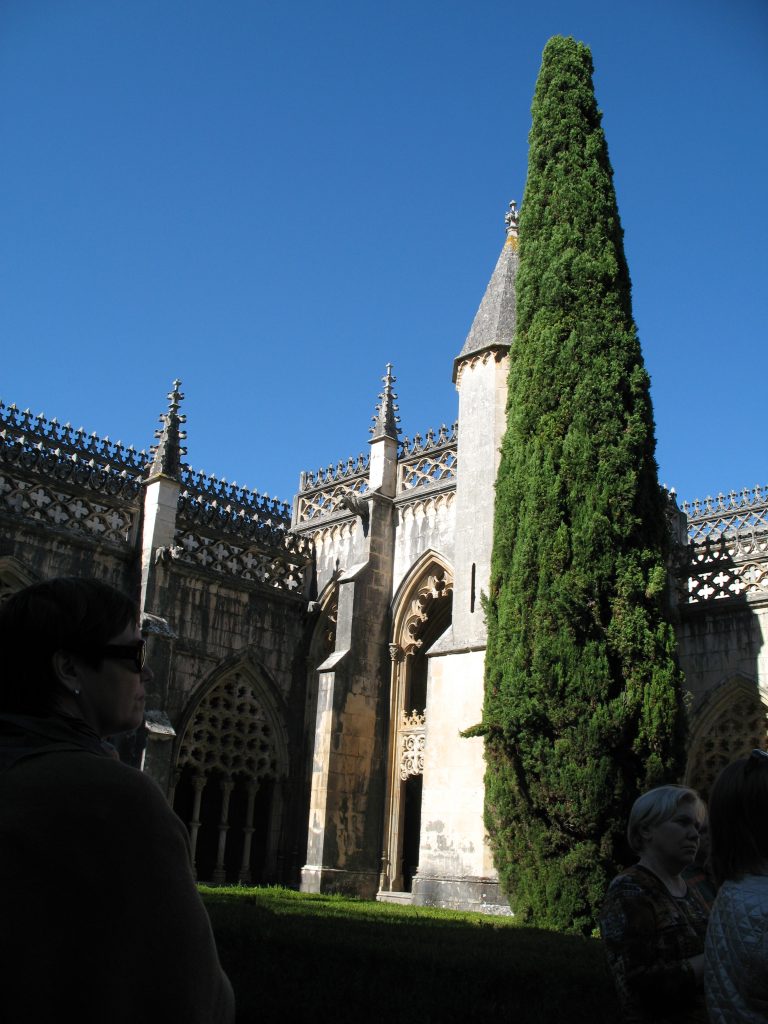 Здесь находятся гробницы короля Педро I и его возлюбленной Инес де Кастро