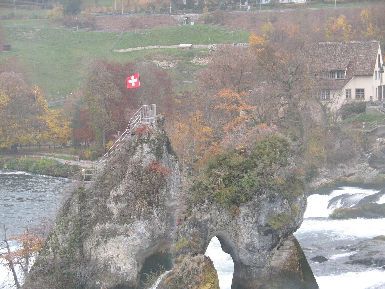 На скале в центре водопада смотровая площадка