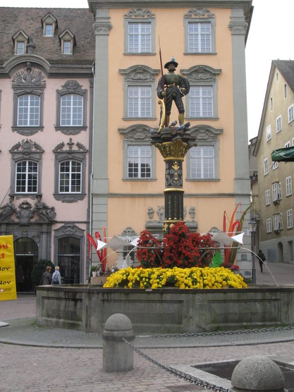 Фонтан на  площади — Landsknechtbrunnen со статуей швейцарского наемника ландскнехта XVI века.
