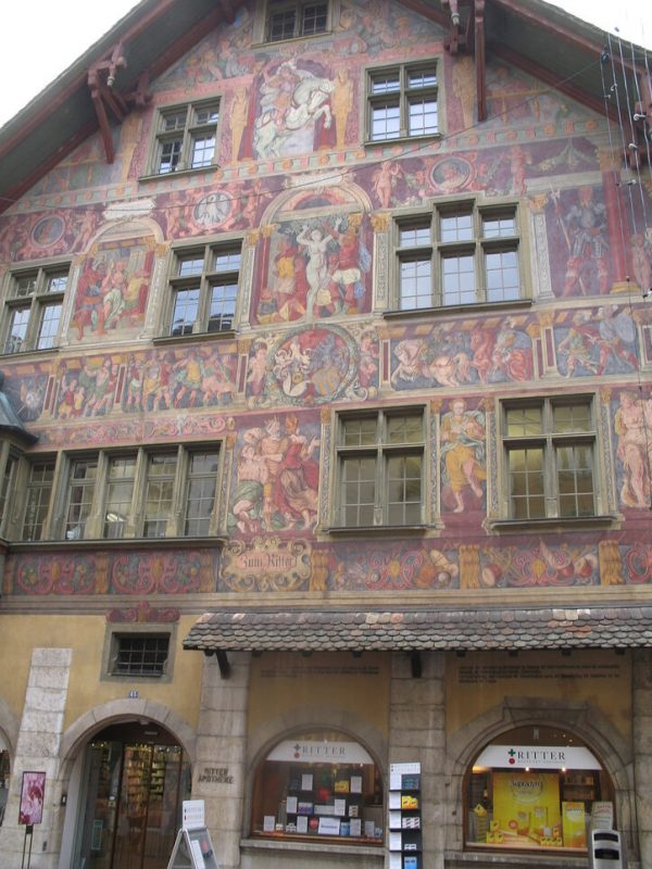 Фасад дома Haus zum Ritter относится к одним из самых значимых фресок эпохи Ренессанса севернее Альп.