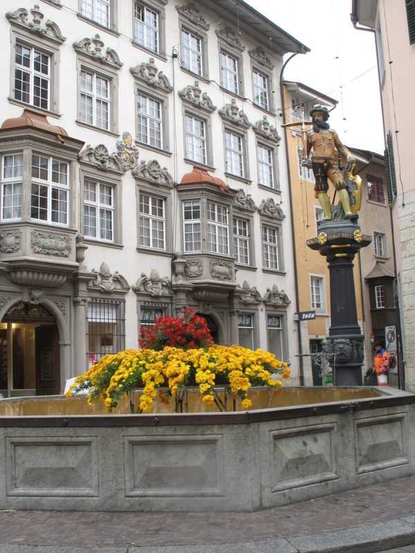 Фонтан установлен в честь швейцарского народного героя Вильгельма Телля, боровшегося за независимость страны от Священной Римской империи.