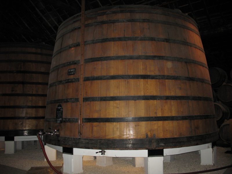 Старинный винный погреб, где в дубовых бочках выдерживается портвейн